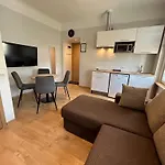 Jon's 2 Apartment *